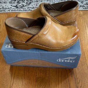 Dansko distressed honey clog. 9/39